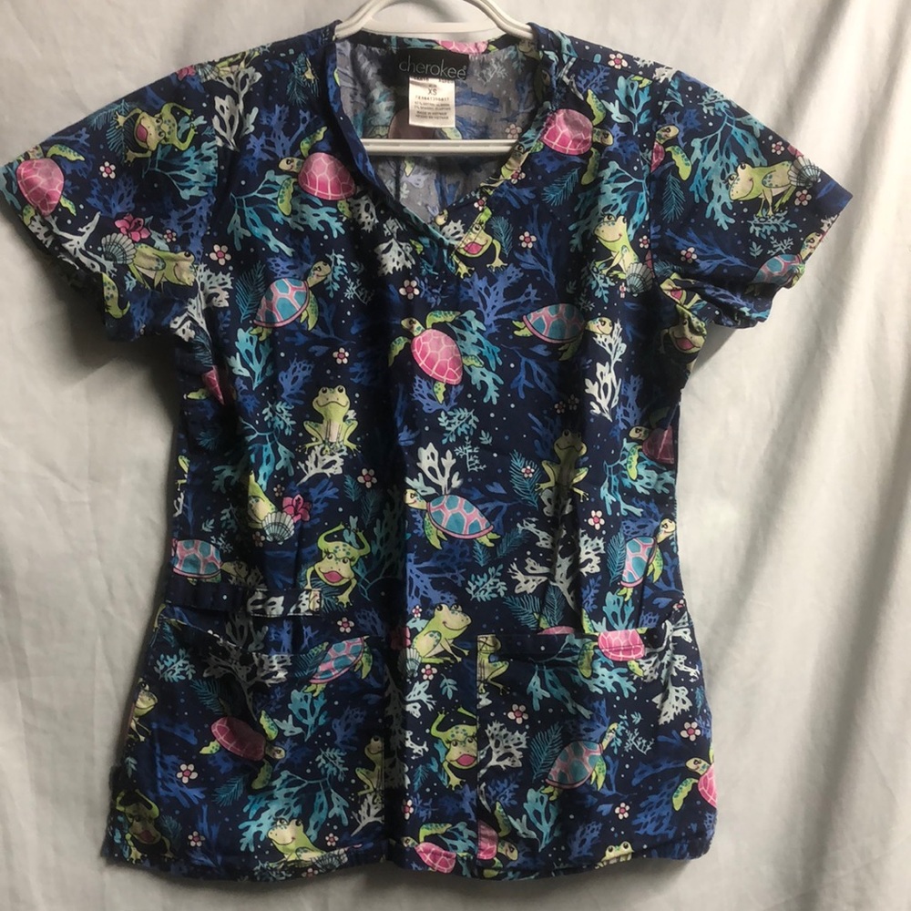Blue Cherokee scrub top extra small pockets euc